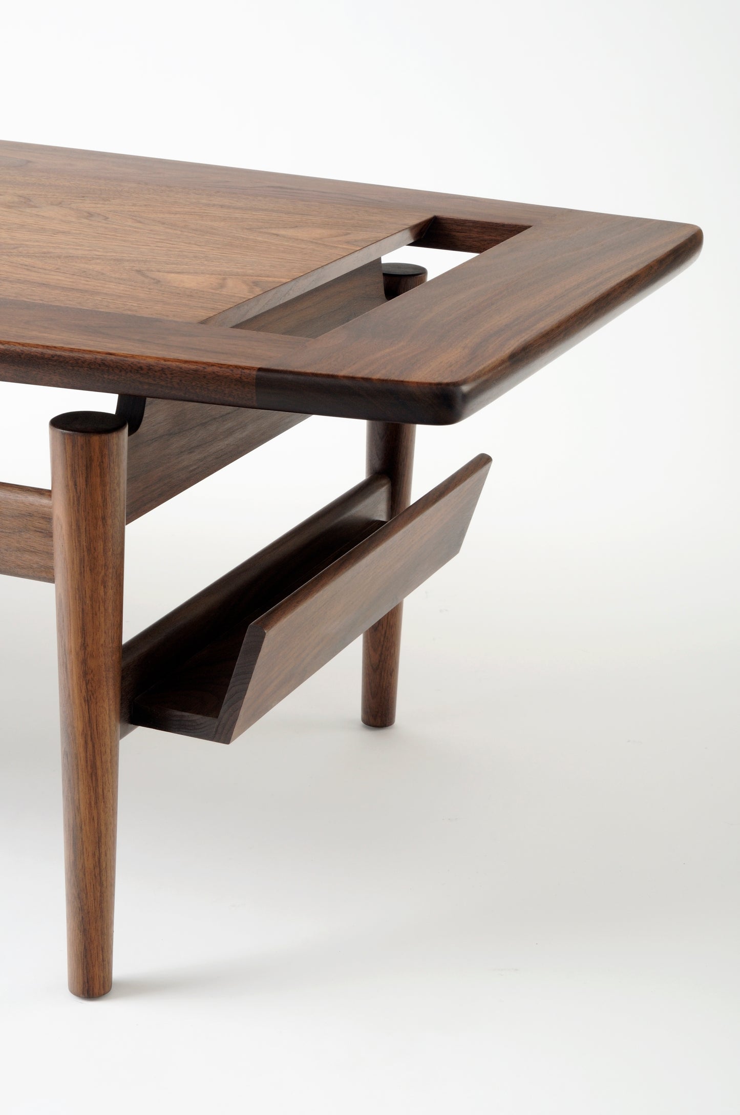 Jens Risom : T 390 Low table with magazine rack