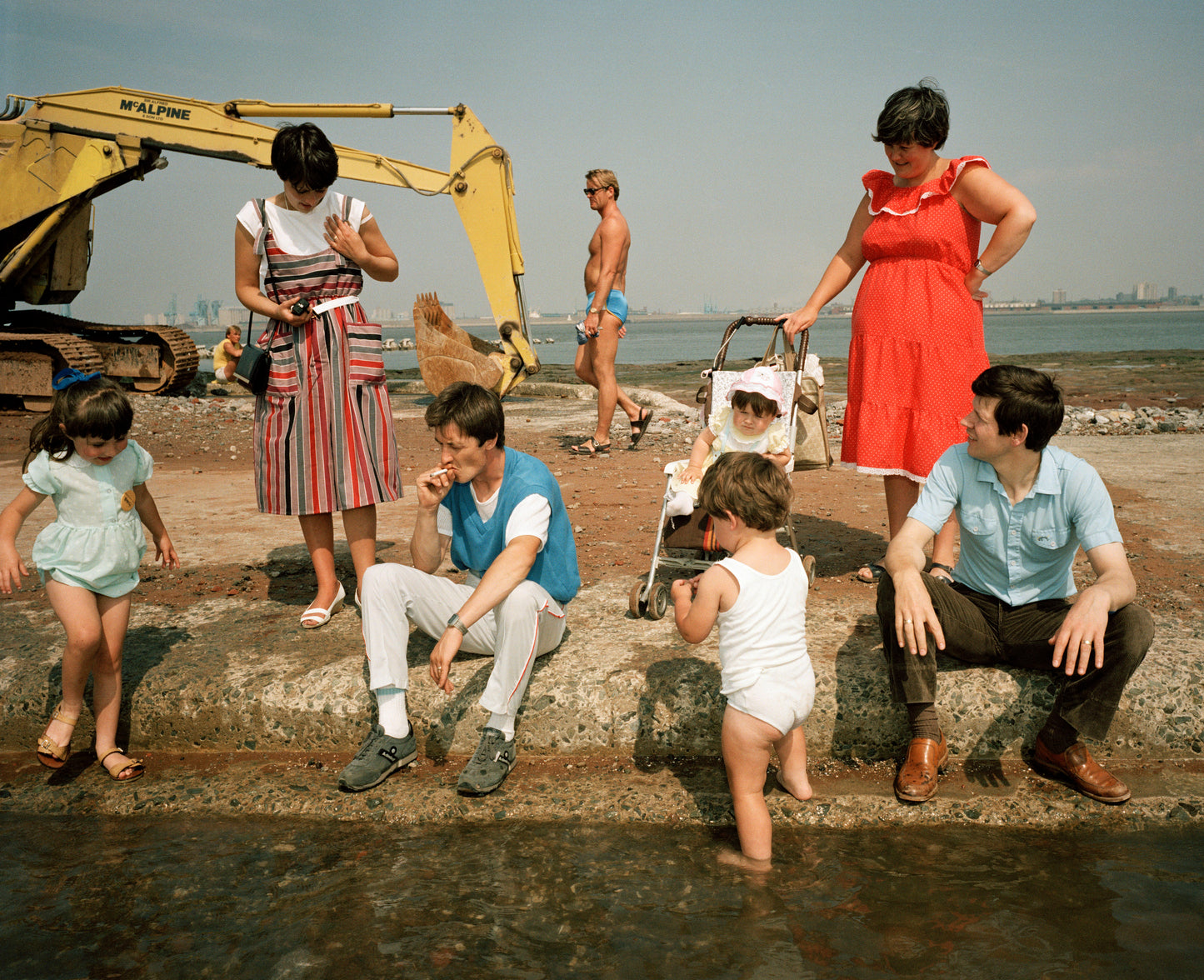 Martin Parr : The Last Resort [family with digger]