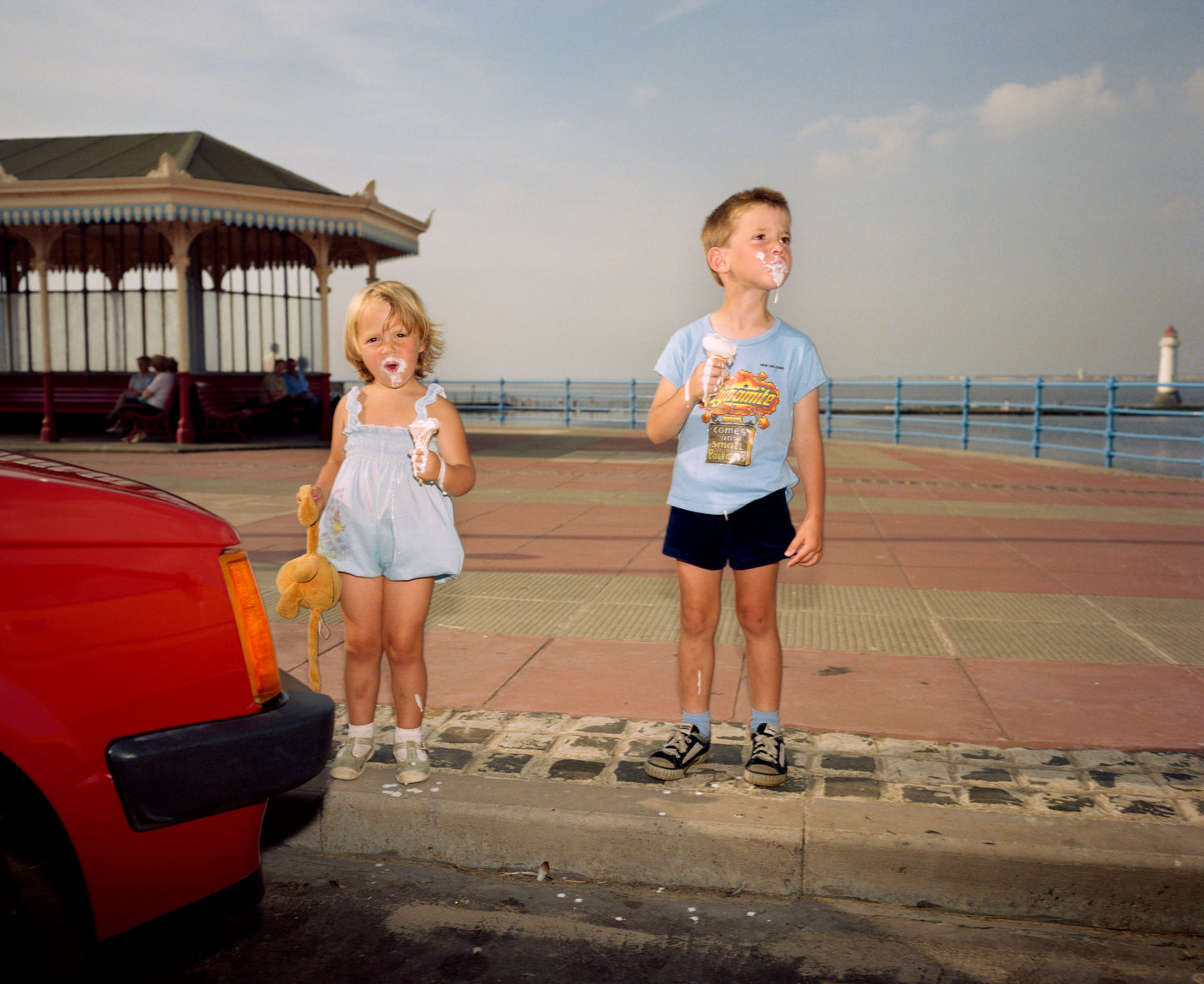 Martin Parr : The Last Resort [boy & girl with ice creams]