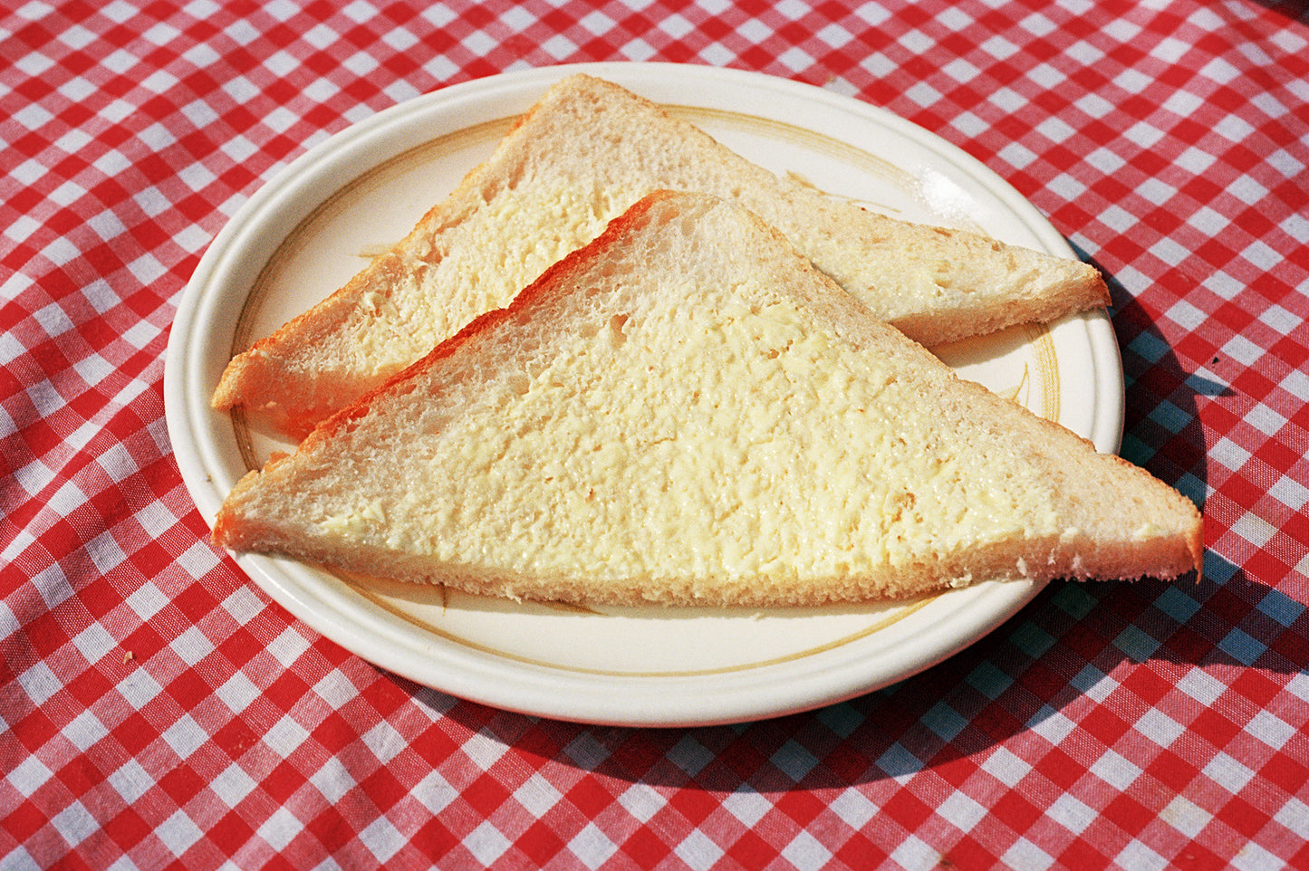 Martin Parr : Bread & butter on gingham